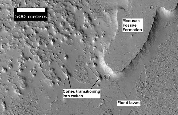 Плато, до якого входять борозна Medusae Fossae та безліч псевдократерів. Знімок виконаний апаратом HiRISE.