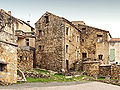 Maisons autour de la place du village.