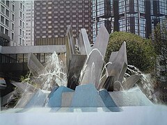 Sculpture-fontaine Cristaux de Jean-Yves Lechevallier dans le square Béla-Bartók.