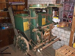 Planteuse de pommes de terre à deux rangs ancienne, portée pour tracteur.