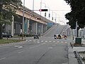 西屯二交流道的南下入口匝道，為了跨越車流量極大的台灣大道而有慢車道的設置