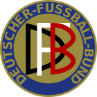 Abgebildet ist das Logo des Deutschen Fußball-Bundes von 1900 – 1945. Es stellt einen Freis dar, der in blau und gold gehalten ist. Am äußeren Rand wird der Schriftzug DEUTSCHER-FUSSBALL-BUND im Kreis geführt. In der Mitte befindet sich die Abkürzung "DFB": Jeder Buchstabe in einer anderen Farbe, weiß schwarz und rot.