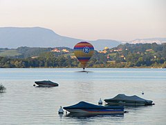 Montgolfière sur le lac.