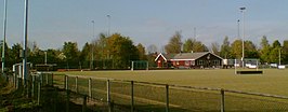 Blik op de hockeyvelden vanaf de spoorbaan