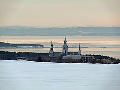 Trois-Pistoles en hiver avec l'île aux Basques en arrière-plan.