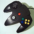 Kontroll til Nintendo 64, som spillet The Legend of Zelda: Ocarina of Time ble utgitt til for ti år siden, 21. november 1998.