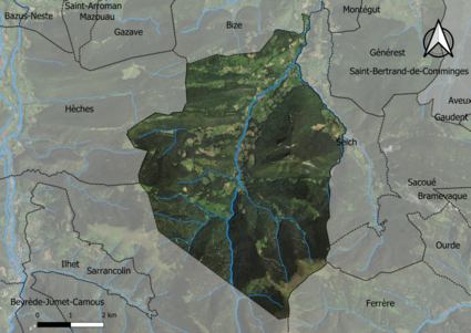 Photo aérienne en couleurs de la commune.