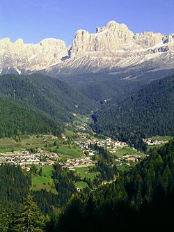 Veduta panoramica di Nova Levante e della sua collocazione