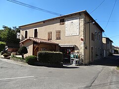 Bar-restaurant avec le cadran solaire.