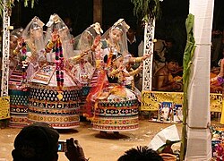 Les nuits de pleine lune (Pournima) ont une place importante au Manipur, de nombreux évènements artistiques et culturels tels que le Ras Lila ont lieu dans les temples à travers toute la vallée.