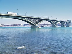 The Peace Bridge between Fort Erie and بافلو، نیویورک.