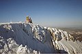 Die ehemalige Schronisko "Nad Śnieżnymi otłami" (Schneegrubenbaude) dient heute als Fernseh- und Wetterstation.