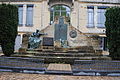 Le monument aux Morts d'Halanzy, devant l'ancienne mairie.