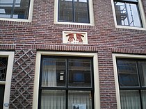 A.B.C.-straat 32, muurplaat met tekst "Dit Toont"