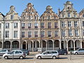 Des façades de la Grand-Place d'Arras, avec un assemblage courant dans la région de craie (ossature et sculptures), grès (soubassements et arcades) et brique (remplissage des murs).