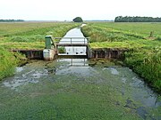 Stuw in het Rolderdiep gezien vanaf het tracé van de vroegere Spoorlijn Gasselternijveen - Assen