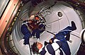 „STS-88“ įgulos nariai viename iš PMA adapterių