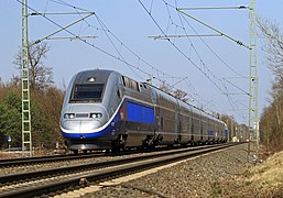 Dvoupodlažní souprava TGV Duplex (TGV Euroduplex) u města Frankfurt nad Mohanem, Německo