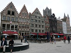 Un rang de maisons anciennes sur la Korenmarkt.