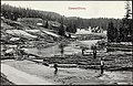 «Tømmerfløtning», gammelt postkort av tømmerfløtere og løstømmer under vårflommen i et norsk vassdrag, trolig rundt 1900. Foto: Nasjonalbiblioteket