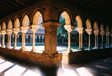 Claustre de l'abadia de Sant Pere de Moissac (1000), amb un total de 116 columnes, alternant senzilles i dobles, que suporten les voltes de les quatre galeries, amb capitells esculpits en les seves quatre cares, veritables obres mestres del romànic