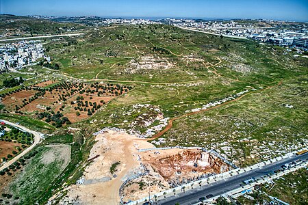 תל עדסה בצפון מערב בית חנינא – שבו תוכננה, ועדייו לא הוקמה, השכונה החדשה הראשונה עבור מגורי תושבים ערבים מאז 1967[15][14]