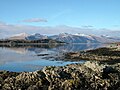 Frå Port Appin med åsane Kingairloch i bakgrunnen