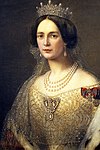 Drottning Josefina med Leuchtenberg diademet med pärlor istället för safirer. Hon bär även diamantcorsagen som idag bärs av kronprinsessan. Victoria