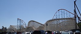 Six Flags Magic Mountain vanaf de parkeerplaats