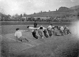 Elva män drar en 4-tons sten i Eibar år 1940.