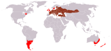 Planisphère de couleur grise représentant en brun la répartition d'origine du lièvre d'Europe dans le monde (Ouest de l'Asie et Europe) et en rouge les zones d'introductions (zone des Grands Lacs américains, cône Sud, Grande-Bretagne, Sud de la Suède, Crète, Est de l'Australie, Tasmanie et Nouvelle-Zélande).