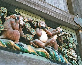 Les trois singes de la sagesse, sculpture du temple Toshogu à Nikkō, au Japon (site inscrit par l’UNESCO au Patrimoine mondial de l’humanité). (définition réelle 609 × 480*)