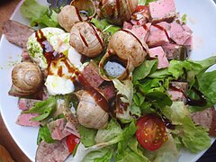 Insalata borgognona, con jambon persillé e escargot