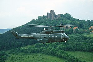 Ein „Puma“ des Bundesgrenzschutzes 1985 vor der Burg Hanstein