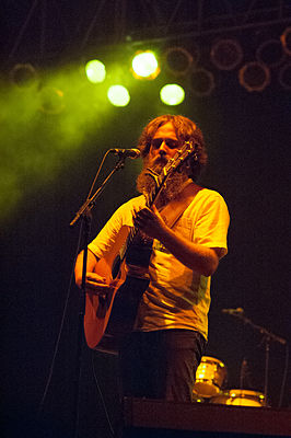 Iron and Wine tijdens een concert in McCarren Park Pool, Brooklyn in 2006.