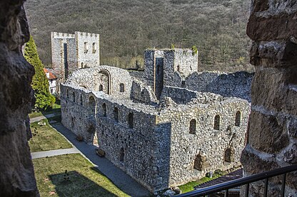 Манастирска трпезарија