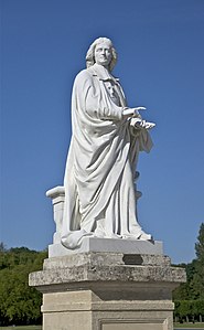 Estatua de Jacobo Benigno Bossuet en el Château de Chantilly.