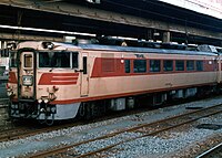 キハ82 106（左）キハ82 107車内（右）