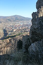 Панорама Косовске Митровице виђена са брда изнад цркве Светог Великомученика Димитрија.