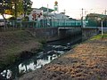 東宮下小学校脇。ここでコンクリートから自然の川となる