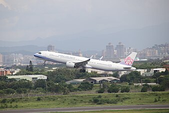 這架中華航空A321neo配置2對並排的緊急出口（取消3號艙門，改為窗戶） (方案2，座位數: 180， 最大允許座位數: 195).[25]