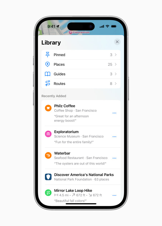 Un iPhone 16 muestra una biblioteca de lugares que contiene una lista de lugares agregados recientemente, como Philz Coffee, el Exploratorium y el restaurante de mariscos Waterbar.