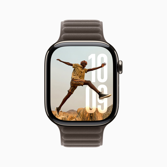 La esfera Fotos rediseñada en la pantalla de un Apple Watch Series 10.