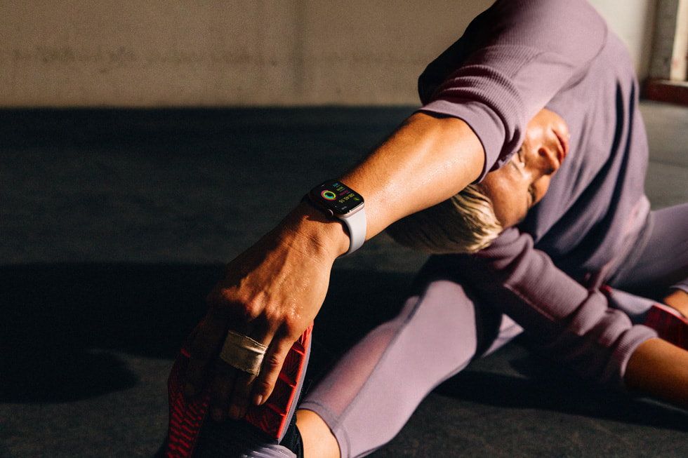 Apple Watch Series 10 takan biri yoga pozuna benzer bir esneme hareketi yapıyor.