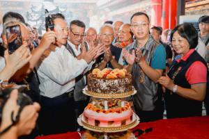 新港奉天宮「開台媽祖契子女中秋回宮團圓祈福典禮」，嘉義縣長翁章梁、新港鄉長葉孟龍、縣議員林秀琴、陳文忠、黃啟豪及奉天宮董事長何達煌等人切蛋糕慶祝/陳致愷翻攝