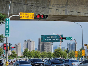 台中市建國南路一段與東興路一段為特殊時相路口，車流量龐大，綠燈卻沒有實施「早開」或「晚開」，民眾難以左轉。（圖/張芬郁議員服務處）